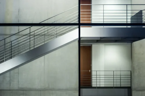 Przed czym chronią nas balustrady schodowe w budynkach?